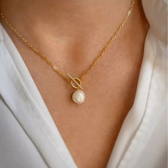 "Jackie" Freshwater Pearl Pendant with 14k Gold Paperclip Chain Necklace - Picture 1 of 3